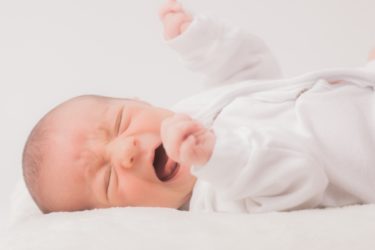 産後のお悩み⑤赤ちゃんが泣き止まない!?体験談から分かった寝ない新生児に効果的な対応は?