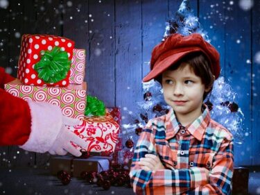 【大興奮】2歳男の子が喜ぶ誕生日プレゼントは？知育や絵本は人気なし？